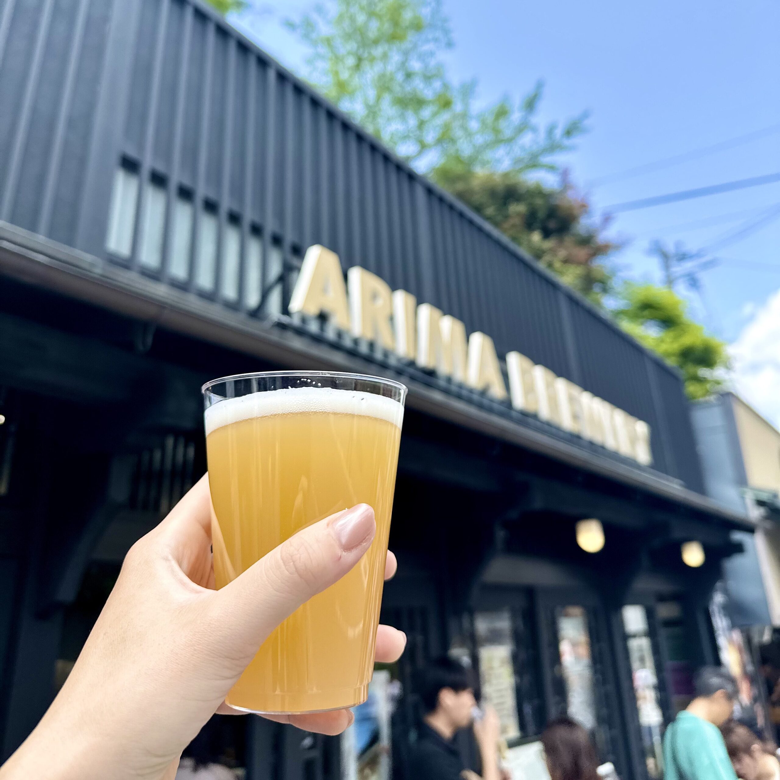 有馬温泉の町中で食べ歩き中、ビールを片手に飲んでいる
